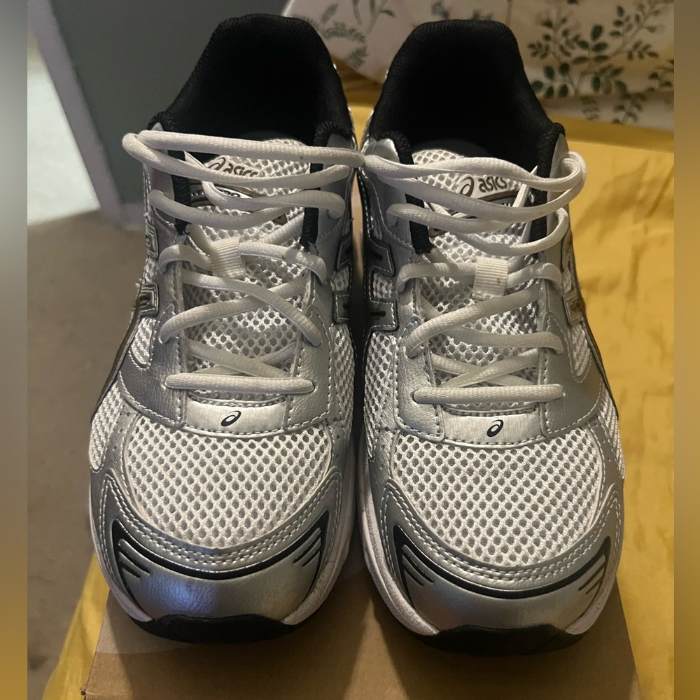 Kids ASICS sz 7